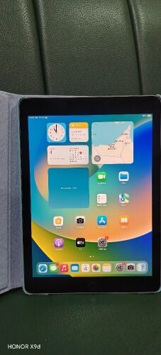 i pad  pro 9.7 inch 128 gb WiFi