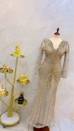 بائعة فساتين ذو خبره