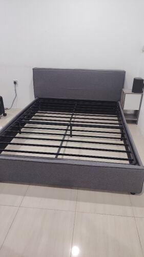 نجار متخصص في تفكيك وتركيب وإصلاح