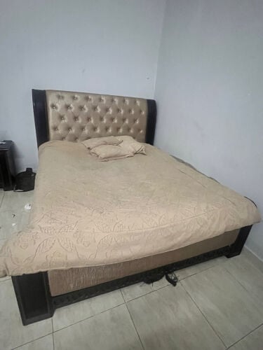 سرير ومرتبة وتسريحة