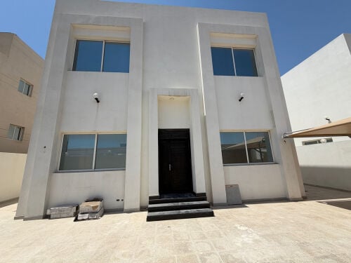 للايجار فيلا جديده مكيفه المرخيه