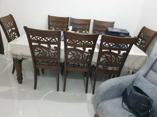 طاولة صفرة مع ٨ كراسة بحالة ممتاز