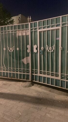 للبيع بيت قديم بالخور بسعر ممتاز