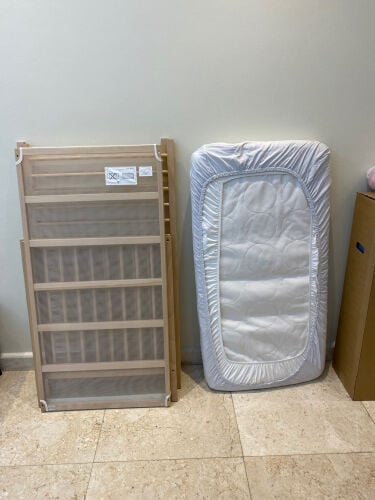 baby crib and mattress 