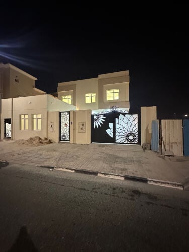 للبيع فيلًا فخمةً بالعب 551