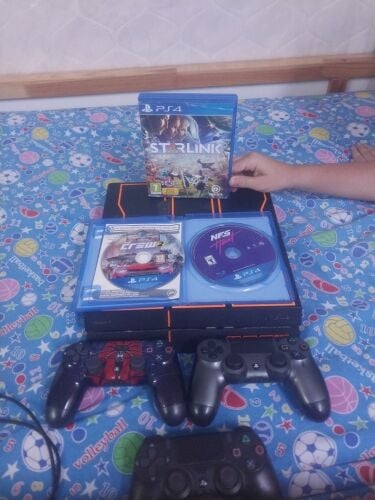 Ps4 with 3 game 3 controller +Charg