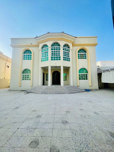 للايجار فيلا بالغرافة قريب النادي