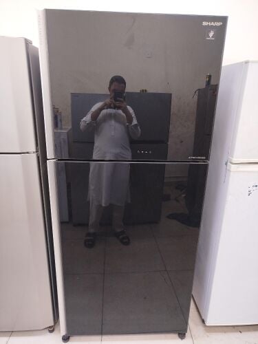 ثلاجة شارب كبيرة الحجم بحالة ممتا