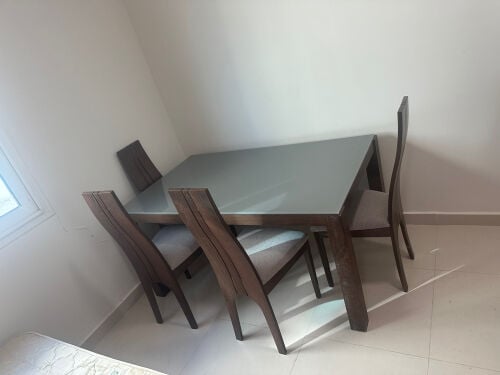 طاوله طعام بحاله جديده 