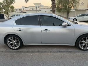 Nissan maxima 2010 family car