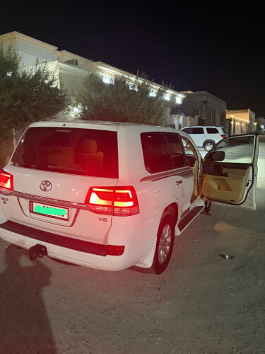Toyota Land Cruiser V8 2016 – Excellent Condition