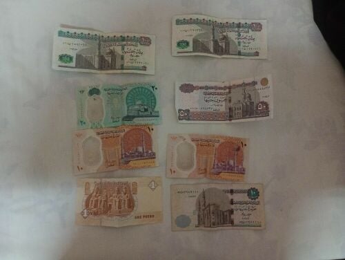 عملات مصرية وقطرية