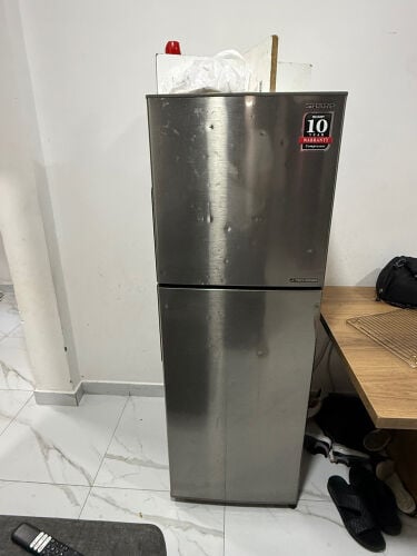 ثلاجة شارب بحالة ممتازة 