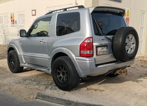 Peace, mercy, and blessings of God be upon you. A 2007 Mitsubishi Pajero with a valid registration for one year. The car is clean inside and out, personally used, with 228,000 km on the odometer. There are no issues with the car. It has 8 accidents recorded on the Metrash website. The asking price is 15,000 (currency unspecified), non-negotiable. For any inquiries, please call 33571525.