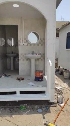 حمام مع شرفة