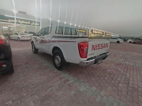 نيسان نيفارا بحاله ممتازه