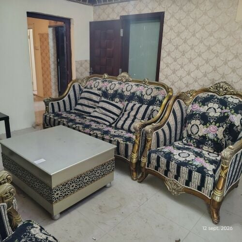 جلسة ارئك مع طاولة