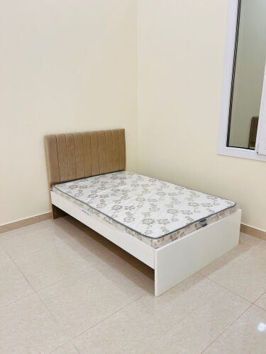 سرير ومرتبة. خزانة ملابس