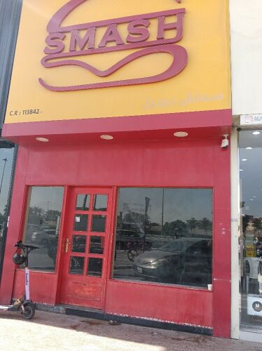 Shop with a mezzanine for rent in M