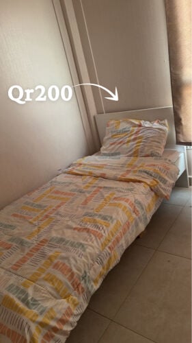 سرير ابيض فردي مع المرتبه