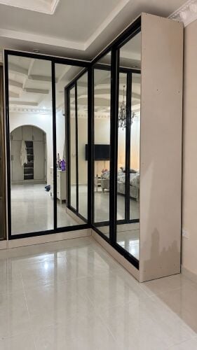 نجار متخصص في تفكيك وتركيب وإصلاح