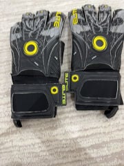 goalkeeper gloves football