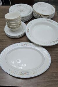 Pyrex dinner set