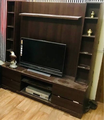 طاولة تلفزيون خشبية مع مساحات تخز