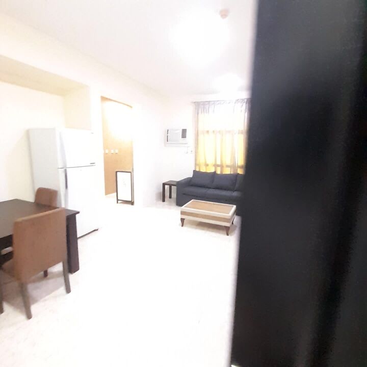شقه غرفة وصاله مفروشه شامل كهرماء