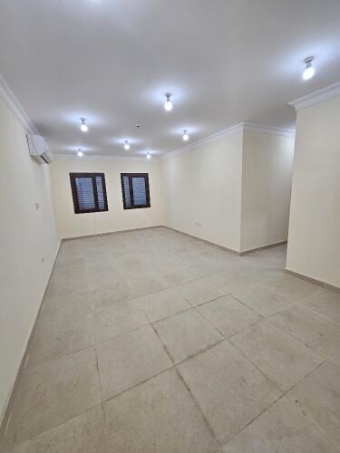 شقة للإيجار في عمارة ام صلال علي