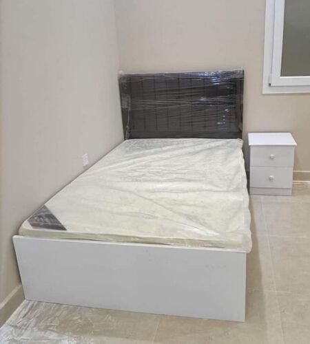 سرير صغير وكبير متاح