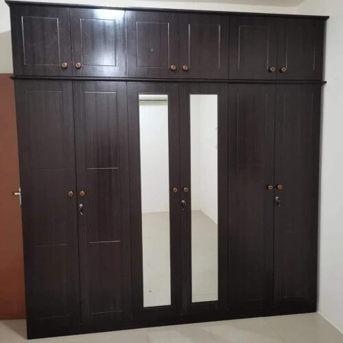 خزانة صغيرة وكبيرة متاحة