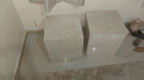 عداد ٢ طاولات شبه جديده رخام للبي