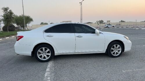 2007 Lexus ES350, 300,000 km mileage. Fully loaded, newly registered. Engine and transmission in very good condition; excellent A/C. Features: screen, parking sensors, push-button start, sunroof, and excellent interior upholstery. Fuel-efficient: covers 650 km on a full 60-liter tank. Equipped with an Eco-mode system for fuel saving.