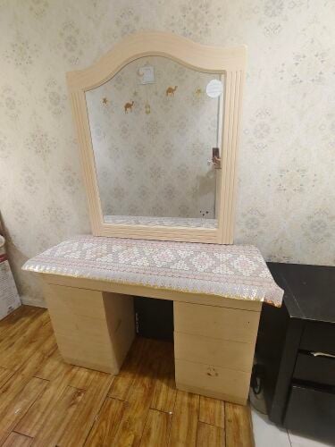 Dressing table with mirror