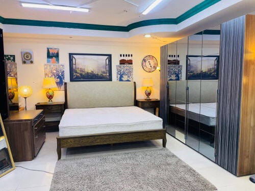 bedroom set selling 