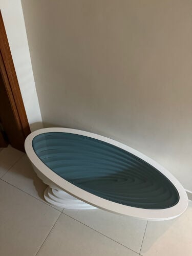 طاولة مستعملة استعمال نظيف 