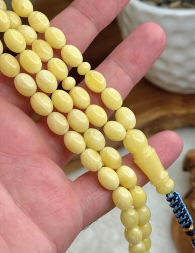 مسباح كهرم طبيعي كريمي بيضوي