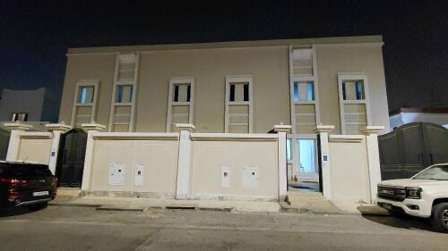للبيع فلتين متلاصقات في المطار