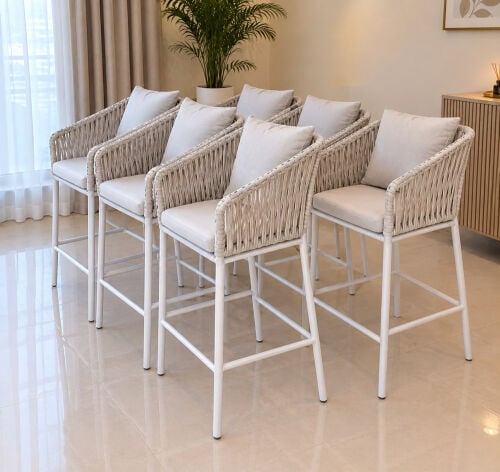 6 chairs and table for sale 500 Qr 