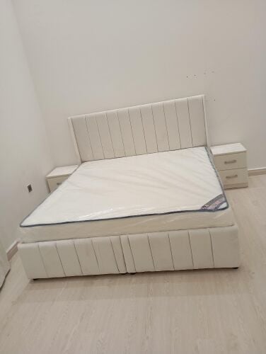 نحن نبيع جميع أنواع الأسرّة والمر