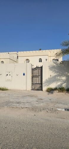 للبيع فيلا في معيذر الجنوبي مؤجرة