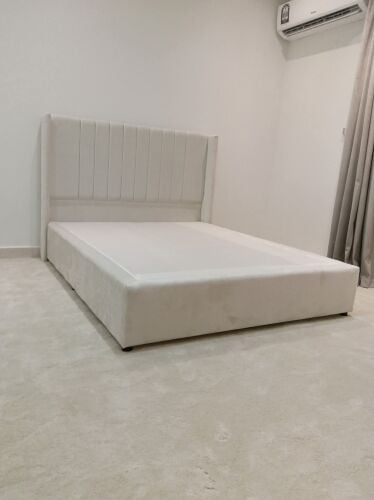 سرير ومرتبة متوفران