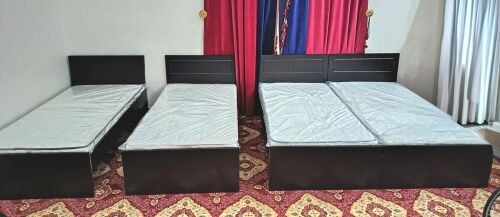 سرير مفرد مع مرتبة وخزانة.