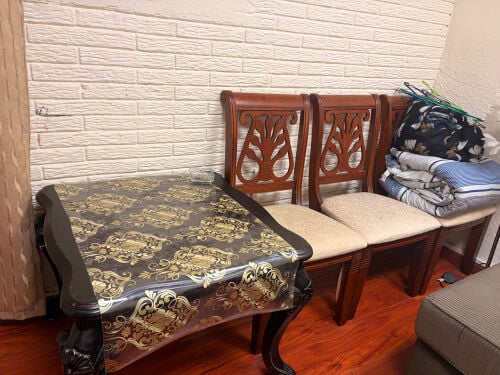 طاولة طعام مع كراسي