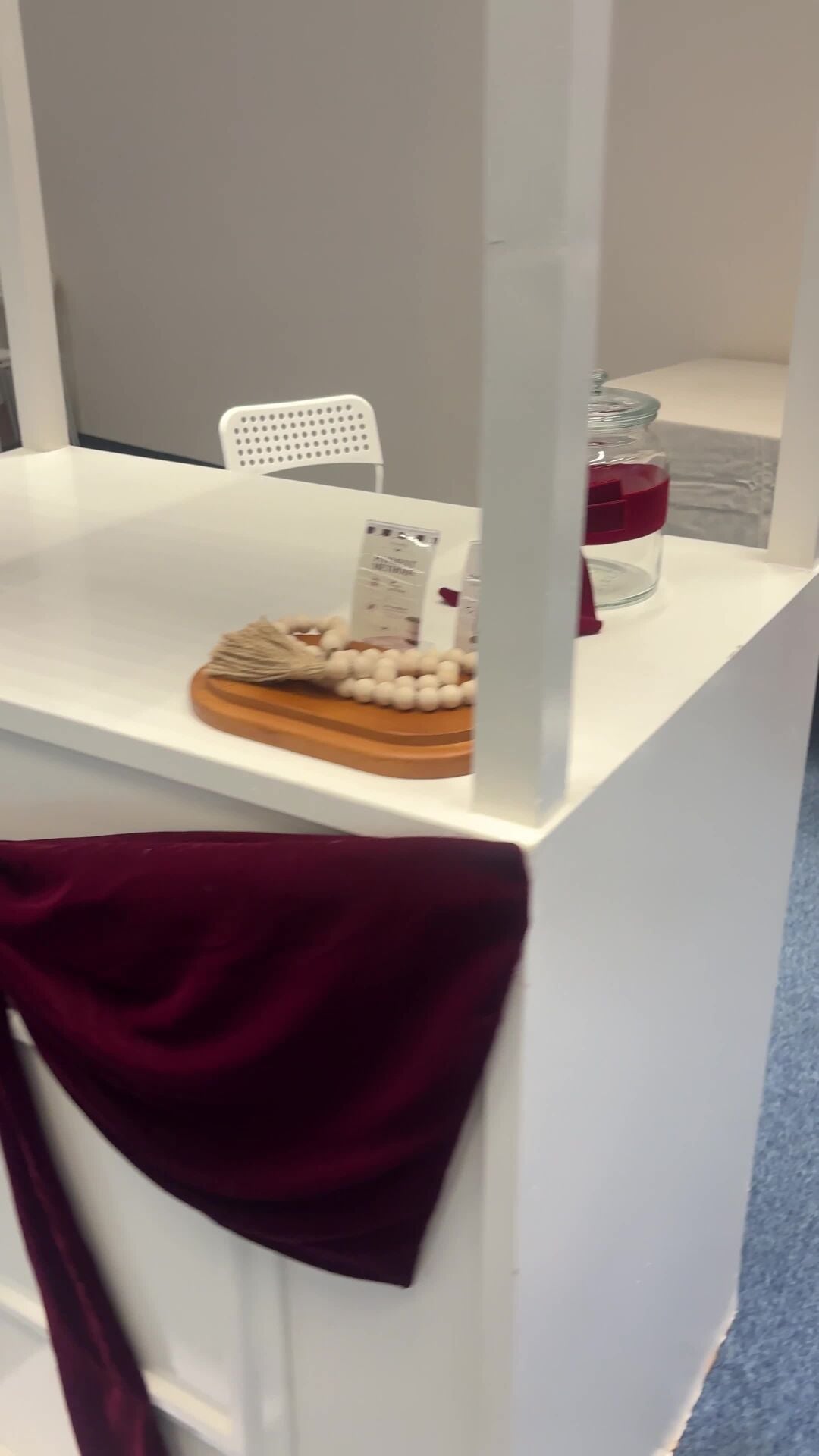 طاولة كاترينج باللون الأبيض 