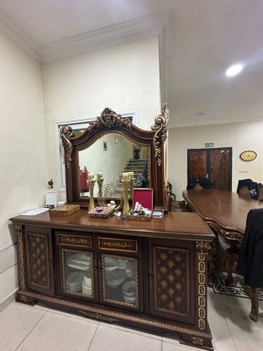 قطعتين تسريحة و خزانه كبيره