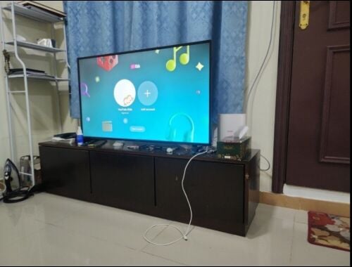 SMART 42" TV AKAI & WOOD TV STAND