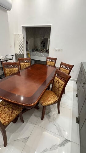 طاولة طعام مع ٦ كراسي