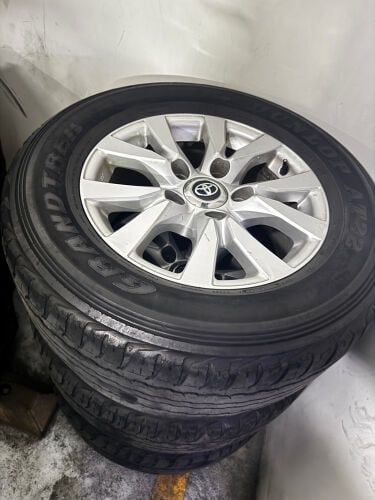 TOYOTA ORIGINAL RIMS WITH TYRES 04 